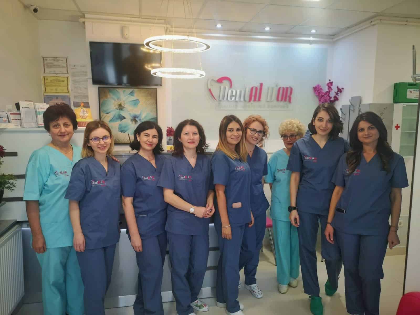 Echipa de medici Dental D'Or în clinică