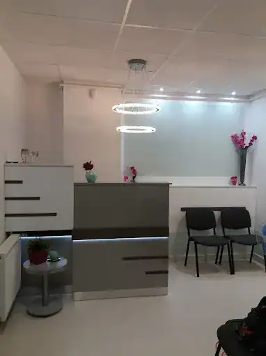 Sala de așteptare și recepția clinicii Dental D'Or