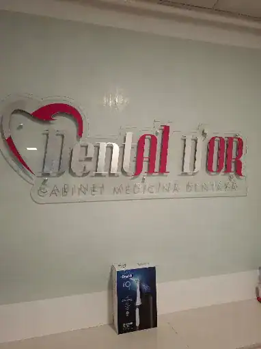 Sigla Dental D'Or pe peretele clinicii